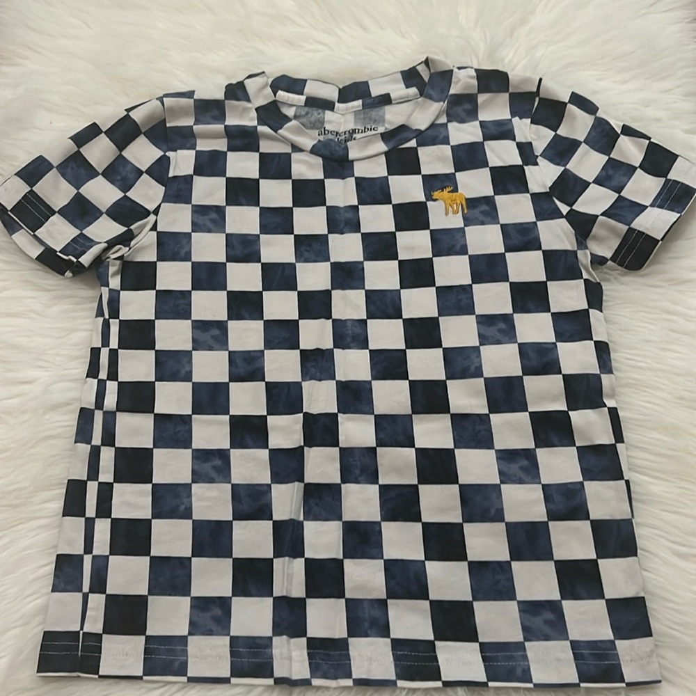 Abercrombie Kids T-shirt, Size 5/6. Feel free to bid! Thank you 🙂